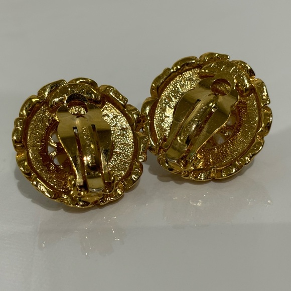 Rare Authentic Nina Ricci Clip on Faux Pearl Gold tone Earrings - Picture 12 of 13